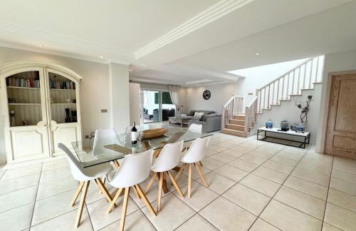 Villa Amorio a spacious modern getaway with a private heated pool & Sea Views - Foto 57