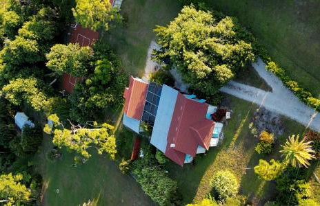 1mi to Beach Jungle Bungalow 1 acre with Pool - Foto 1