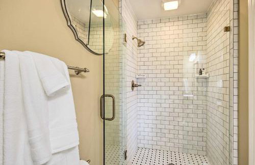 Luxe Lakefront Apartment w/ Shared Pool & Dock! - Foto 15