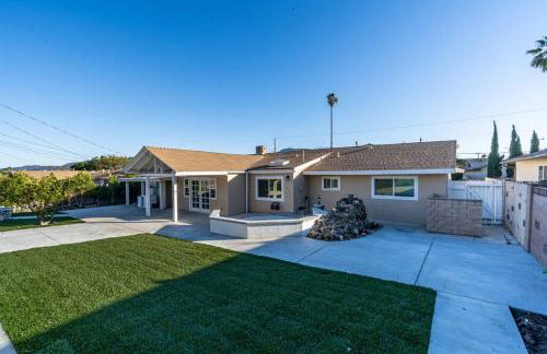 Modern 3 King Beds, Beautiful Large Backyard, WFH, Long Stays, Waterfall, WI-FI, FWY, 25 mins to Beach - Photo 1