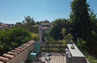 Steps from the Port! Chic 2-Bed in the Heart of Saint-Tropez - Photo 25