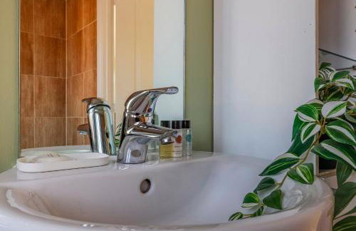 Noah Suite - Central 2BR Apartment with Parking & WIFI - Foto 15