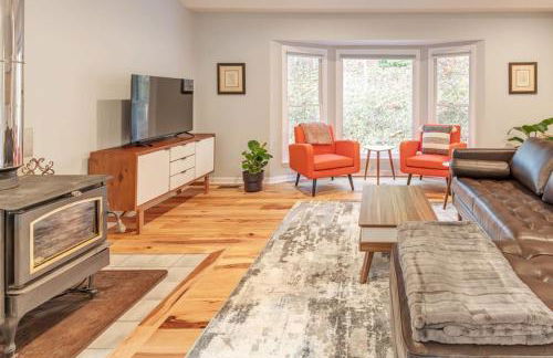 Majestic - Modern Cabin, Hot Tub, & Game Room! - Foto 9