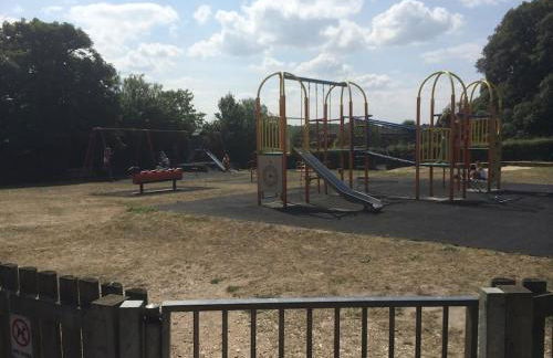 Charming Tudor riverside house - Foto 27