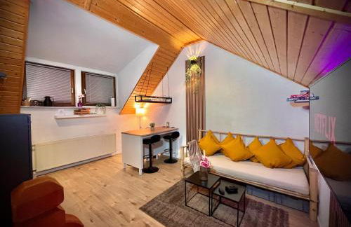 Stay by Home Deluxe Apartment WiFi-PS4-TV-Loft-Bath-Kitchen - Foto 16