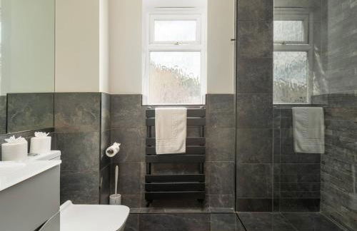 Modern, Well Presented 2-Bedroom Apartment, With Parking, Opposite Nirvana Spa - Pass the Keys - Foto 13