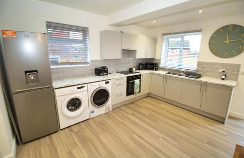3 Bed Semi - Refurbished High Standard - Off Street Parking - Large Garden - Dog Friendly - Fast Wifi - Foto 16