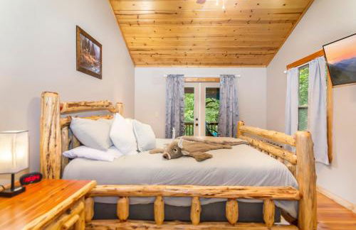 Amazing Creek View Cabin w/ Hot Tub, Firepit & Pool Table - Foto 34