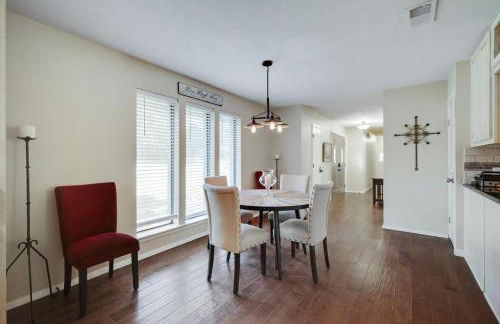 Highland Village - 4BR w Backyard Pool Oasis - Foto 18