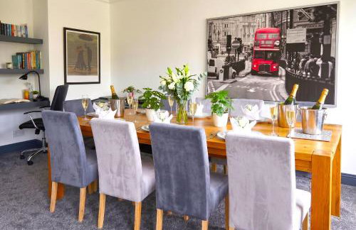 Green Haven Villa - 4BR Spacious House with Hot tub, Ample Parking, Air Condition, WIFI, Netflix, Patio & Garden - Foto 4