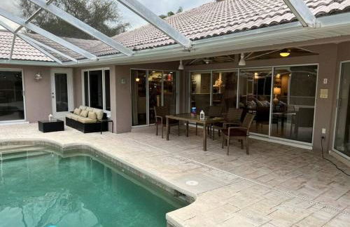 Peachland getaway with pool and tiki bar - Foto 16