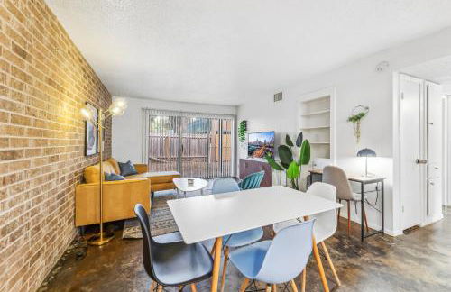 Heart of SoCo 2BR and 1BR King Suites with Free Parking, Pool, and Laundry Center - Foto 34