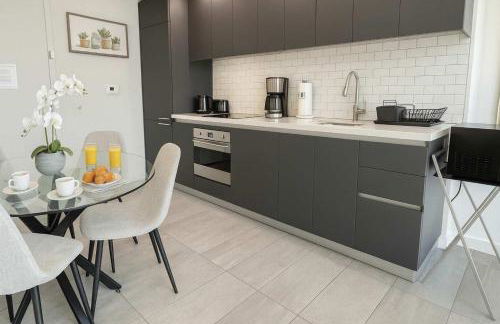 Contemporary Comfort Rooftop Views & Full Kitchen - Foto 17