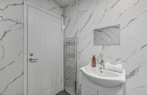 Albert House - Near the High Street - Free Parking, Garden, Fast WiFi and Smart TV by Yoko Property - Foto 19