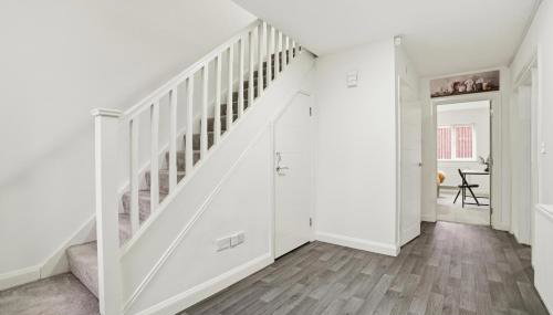 Spacious Ensuite Home near M6 with Driveway Parking - Foto 4