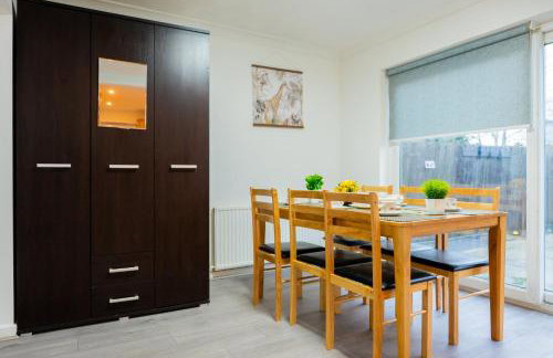 Beautiful Modern Home in London, Free Parking, Family Home, Sleeps 9, Close to Railway Station - Foto 13