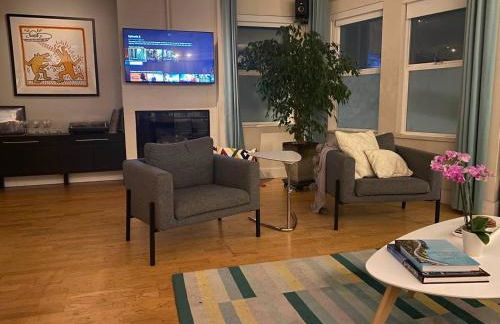 Stylish NOPA Penthouse, Remote Work Friendly - Foto 9