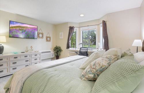 Lakefront Osage Beach Condo + Workspace w/ Pool Views - Foto 17