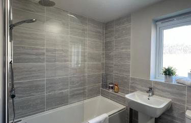 Ultra Modern large 4 bed executive home Durham - Photo 18