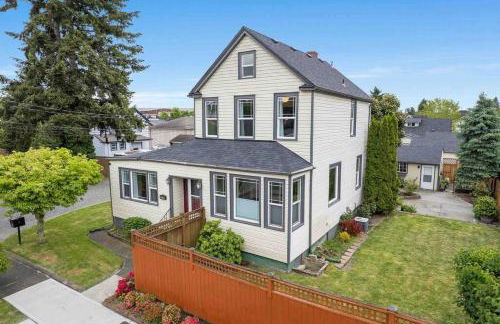 Spacious Retreat with guest house, game room, parking in N Tacoma - Foto 53