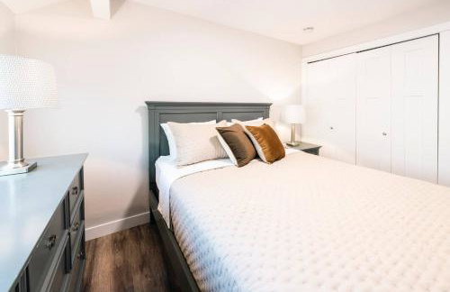 Quiet Creekside Walk to Downtown - Foto 13