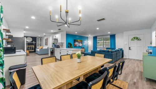 Sunny Lakeside Retreat with Pool and Firepit - Foto 2