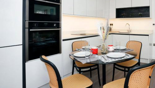 Stylish Seaside Stay - Spacious Ramsgate Apartment - New Build, Underfloor Heating, Perfect Location - Foto 5, stove, dishwasher, toaster