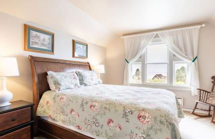 Private Beach Access + Water Views! Sleeps 18, Historic 6bdr Farmhouse w/ Deck - Foto 46