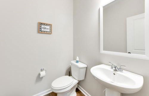 5 Mi to Auburn University Sleek Townhome with Patio - Photo 11