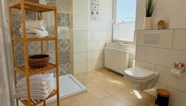 Komfort Ferienwohnungen mit Wellness-Garten - Gästehaus am Bachlauf - Losheim am See - Foto 5, towels, Shower