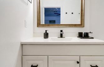 Lounge Area Office Fenced Yard Near It All - Photo 13