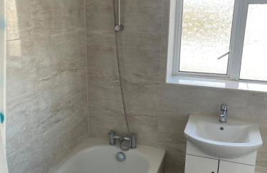 Cosy 4 bedroom house in borehamwood with large onsite parking and large beds - Foto 14