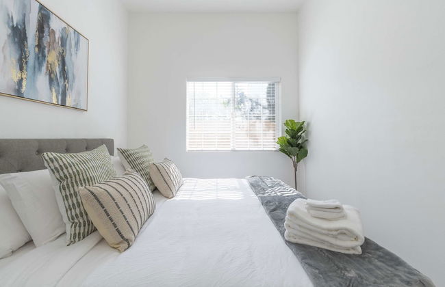 Elegant Retreat Modern Comforts, Prime Location - Photo 7