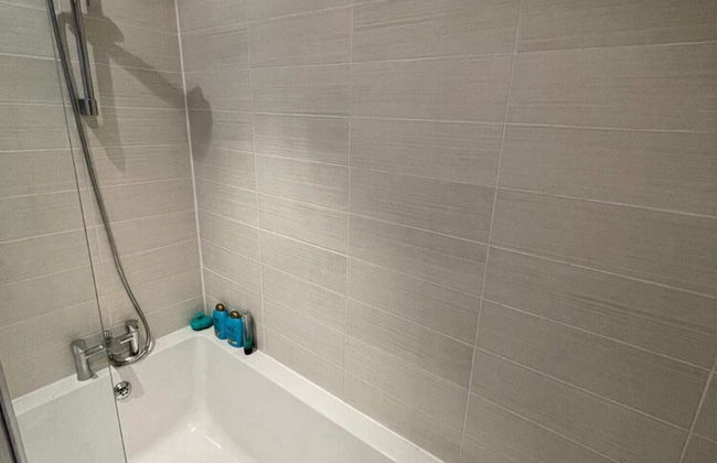 2BD Flat With Views of Canary Wharf - Rotherhithe - Photo 12