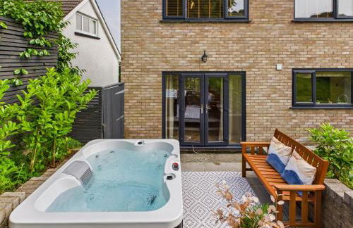 5-Bed Retreat with Hot Tub, Garden & Relaxing Views - Foto 1