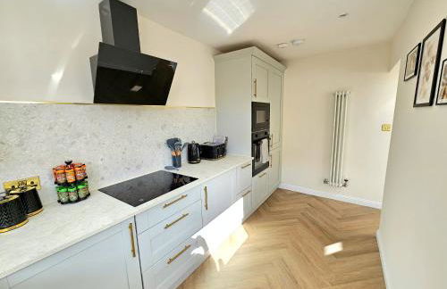 Newly Renovated Gem - Free Parking & Modern Comfort - Foto 10