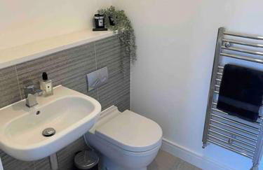 Modern 2 Bedroom House, Edinburgh. - Photo 7