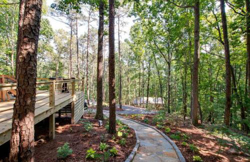 Lofted Romantic Tree House Immersed in Nature in Alabama - Foto 34