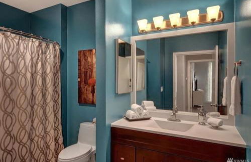 DT Designer's 2BR Condo Parking Tub Pool - 99 walk score - Foto 15