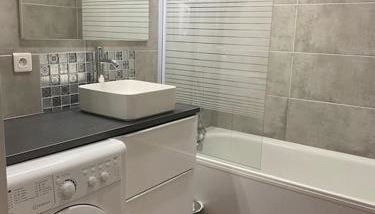 T2 PARFAITEMENT SITUÉ AU PIED DE LA CATHÉDRALE - Foto 3