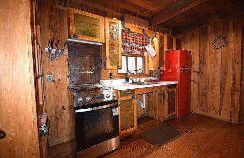 Ma & Pa's cabin at Cabin Fever in NC - Photo 11
