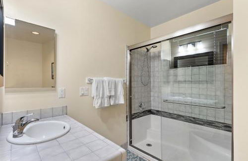 Pacific Paradise - Large Patio, Hot Tub, Short Walk to Beach, & Parking - Photo 18