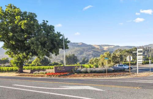 Modern Organic Home with Backyard Creek near State Park - Foto 38