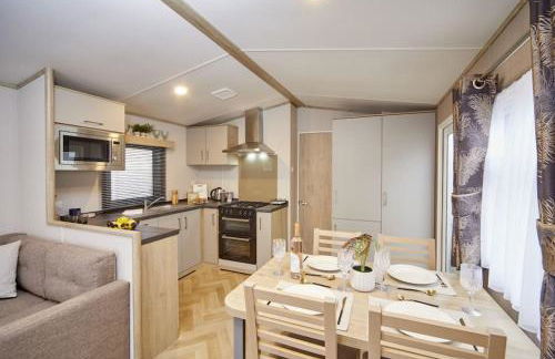 Elegant 2 Bed 1 and Half Bath Caravan in Holiday Resort Village - Photo 15