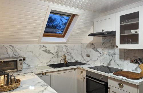 Boann 5 - Hot Tub-Hunting Tower Lodges-Luxury-Families-Romantic - Photo 8