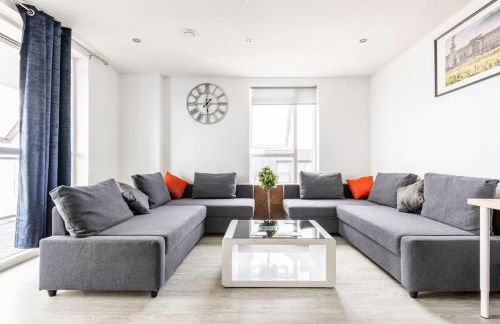 Stylish & Comfortable Top-Floor Flat in Harrow - Photo 1