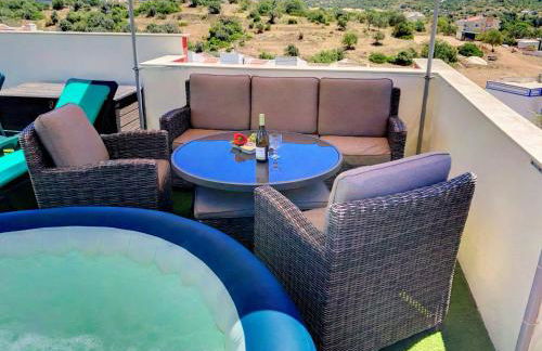 Apartment Beta - 2 Bedrooms, Private Rooftop Patio with Hot Tub, BBQ and View - Foto 18