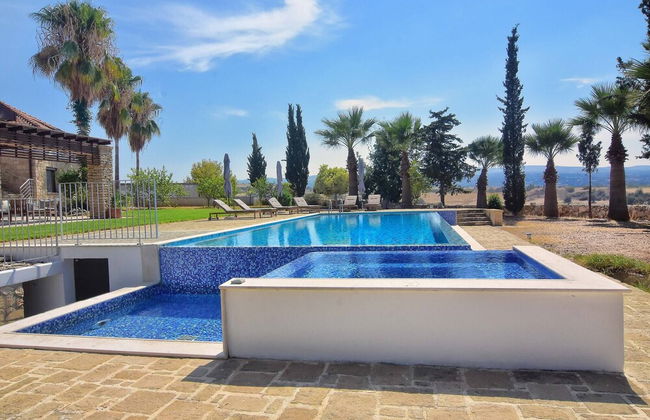 Incredible Large Villa In Paphos Sleeps 14 Children Pool, Jacuzzi, Huge Garden - Foto 43