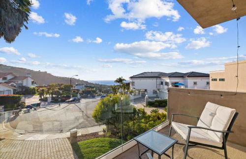 Oceanview Luxe Retreat with Rooftop - Foto 49