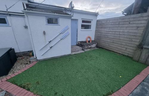 Neet Retreat - sleeps 7 next to beach - Foto 11